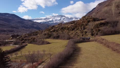 Paso-Elevado-Ascendente-Que-Revela-El-Pueblo-De-Benas-En-El-Pirineo-Aragonés-En-Huesca,-España,-Pueblo-De-Montaña,-Complejo-Turístico-De-Deportes-De-Nieve