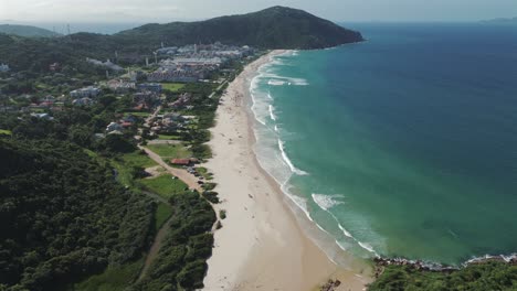 La-Vista-Aérea-Panorámica-Captura-La-Totalidad-De-Praia-Brava,-Una-De-Las-Playas-Más-Exclusivas-De-Florianópolis.