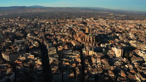 Luftaufnahme-Der-Kathedrale-Von-Granada-Während-Des-Sonnenuntergangs-Zur-Goldenen-Stunde