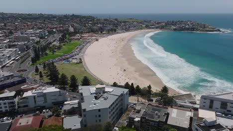 Toma-Aérea-Con-Drones:-Bondi-Beach,-Australia,-Destino-Costero-Emblemático