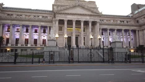 Kongress-Von-Argentinien,-Einspielung-Der-Menschen-Bei-Einem-Spaziergang-Durch-Buenos-Aires,-Stadtrundfahrt