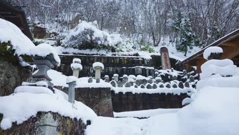 Templo-Yamadera-En-Invierno,-Copos-De-Nieve-Cayendo-Sobre-La-Montaña-En-Japón