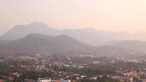 Resplandor-Dorado-Del-Atardecer-Sobre-Capas-De-Colinas-Desde-Un-Punto-De-Vista-En-Luang-Prabang,-Laos,-Viajando-Por-El-Sudeste-Asiático