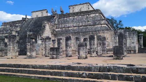 Templo-Del-Guerrero-En-El-Complejo-Maya-De-Chichén-Itzá.