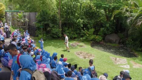 Niños-Vestidos-De-Azul-Entre-El-Público-Viendo-El-Espectáculo-De-Aves-De-Bali.