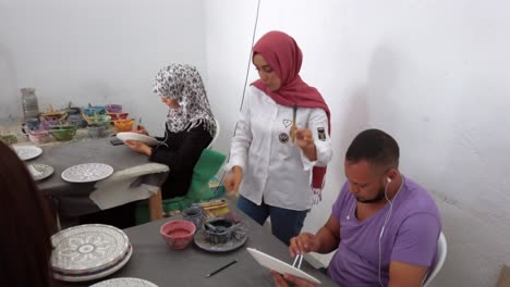 Presentación-De-Técnica-De-Pintura-Y-Pincel-De-Cerámica-Tradicional-Marroquí-Hecha-A-Mano-Por-Artesanos-Experimentados-En-Una-Fábrica-Local-En-Fez