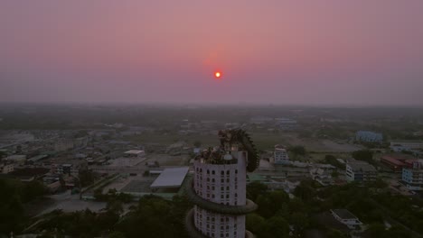 Überflug,-Drachentempel-Um-Gebäude,-Sonnenuntergang,-Neblige-Aussicht,-Grauer-Sonnenuntergang