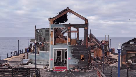 Muelle-De-Oceanside-California-Fuego-Dañado-Antiguo-Restaurante-Rubys-Diner-Parte-Delantera-Dron-Estilo-Vértigo-Efecto-Zoom-Dolly