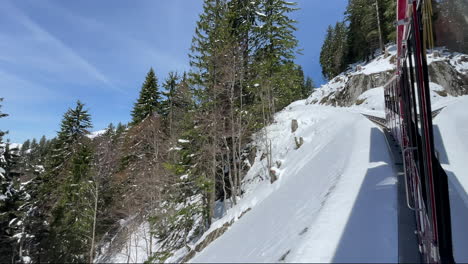 Blick-Aus-Der-Roten-Seilbahn-Oder-Dem-Touristenzug-Auf-Der-Fahrt-Zum-Schafsberg-Im-Winter-In-Österreich