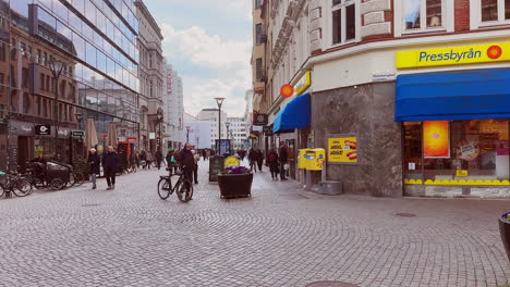 La-Calle-Comercial-Peatonal-En-El-Centro-De-La-Ciudad-De-Malmo,-Suecia.