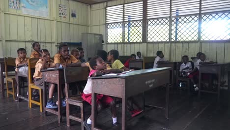 Niños-Nativos-De-Papúa-En-El-Aula-Del-Gimnasio-Aprendiendo-Indonesia-Asiática