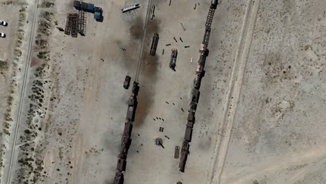 Salar-De-Uyuni-Bolivia-América-Del-Sur-Desierto-Salinas-Paisajes-Vista-Aérea-Drone-Montañas-Trenes