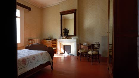 Langsame-Einstellung-Eines-Historischen-Schlafzimmers-In-Einer-Antiken-Villa