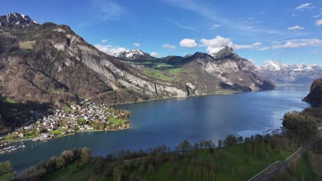 Impresionante-Vista-Aérea-De-Walensee,-Weesen,-Que-Muestra-El-Vibrante-Pueblo-Junto-Al-Sereno-Lago-Azul,-Ubicado-Entre-Montañas-Escarpadas.