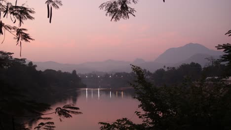 Cielos-Rosados-Antes-Del-Amanecer-Sobre-El-Río-En-Luang-Prabang,-Laos,-Viajando-Por-El-Sudeste-Asiático.