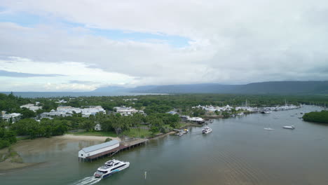 Panorama-Drohne,-Die-über-Dem-Strand-Von-Port-Douglas,-Queensland,-Australien,-Fliegt,-Stadtboote,-Die-Um-Die-Häuser-Der-örtlichen-Reisegegend-Segeln