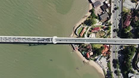 Puente-Hercilio-Luz-En-Florianópolis,-Que-Conecta-El-Continente-Con-La-Isla-Y-Muestra-Su-Icónica-Belleza-Arquitectónica-Y-Su-Papel-Vital-En-El-Transporte-Local.