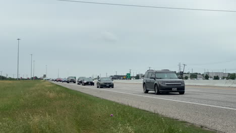 Highway-traffic-on-I-35-in-Round-Rock,-Texas,-north-of-Austin