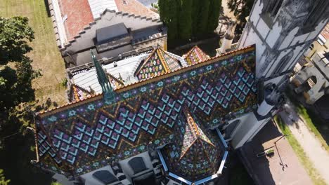 Una-Hermosa-Toma-Aérea-Con-Un-Dron-Descendiendo-Lentamente-Junto-Al-Templo-De-Santa-Anna,-Tompa,-Hungría