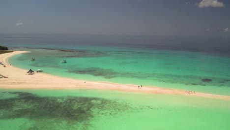 Barrido-Aéreo-Sobre-Las-Costas-Arenosas-De-Cayo-De-Agua-Con-Aguas-Cristalinas-De-Color-Turquesa-Y-Escasos-Visitantes