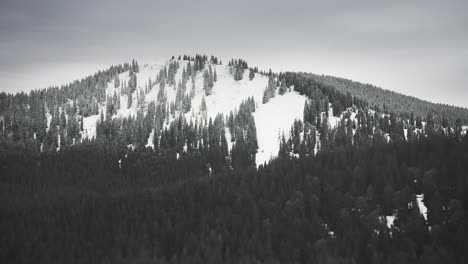 Flug-über-Die-österreichischen-Alpen-Berggipfel-Hintergrund-Mit-Frischem-Schnee-Bedeckt