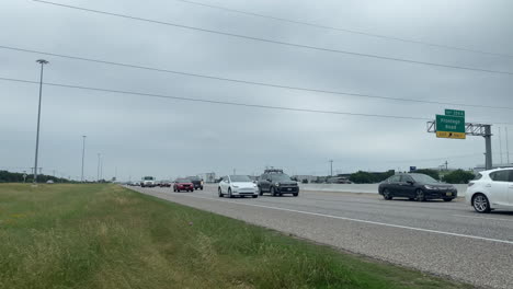 Verkehr-Auf-Der-Interstate-35,-I-35-In-Der-Nähe-Von-Round-Rock,-Texas