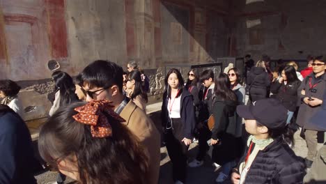 Tourists-Visiting-Ancient-Visiting-Ancient-Ruins-With-Plaster-Casts-Of-Volcanic-Eruption-Victims-In-Pompeii,-Italy