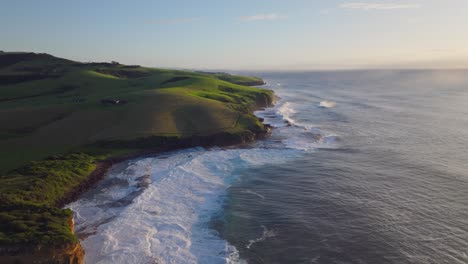 Drohnenaufnahme-Des-Küstenspaziergangs-Bei-Sonnenaufgang-In-Kiama,-New-South-Wales,-Australien