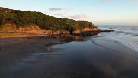 Paisaje-Temprano-En-La-Mañana-En-La-Playa-De-Muriwai-En-La-Costa-Oeste-De-Auckland-En-Nueva-Zelanda