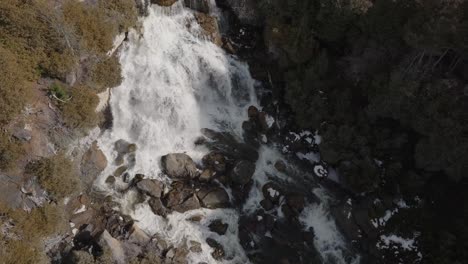 Cascada-De-Owen-Sound-En-Ontario,-Canadá,-Con-Agua-Corriendo-Sobre-Las-Rocas,-Vista-Aérea