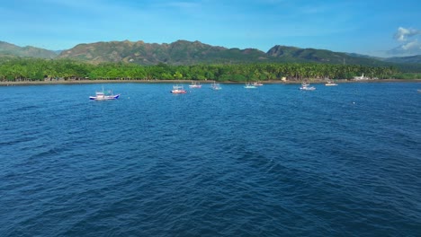 Traditionelle-Bangka-Boote-Auf-Dem-Blauen-Meer-Der-Philippinen-An-Sonnigen-Tagen