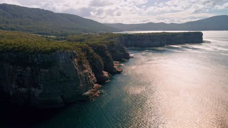 Rückwärts-Luftaufnahme-Des-Tasman-Nationalparks-Während-Des-Tages-In-Australien