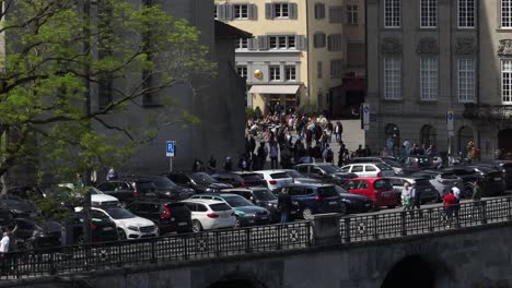 Right-moving-telephoto-drone-shot-of-crowds-in-Zurich-cities-old-town