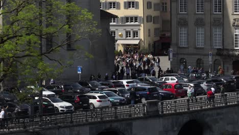 Rechtsdrehende-Tele-Drohnenaufnahme-Von-Menschenmassen-In-Der-Zürcher-Altstadt