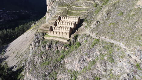 Historische-Stadt-Ollantaytambo-Aus-Einem-Hügel-In-Peru-Geschnitten,-Aus-Der-Luft-Aufsteigen