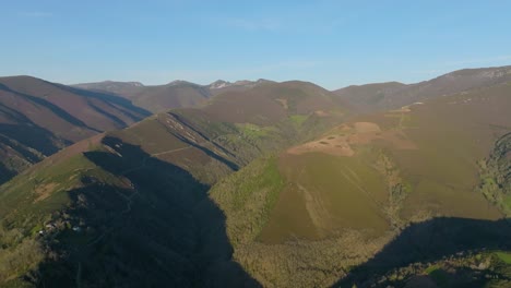 Landschaft-Der-Bergkette-Im-ökologischen-Park-Os-Ancares-In-Cervantes,-Lugo,-Spanien