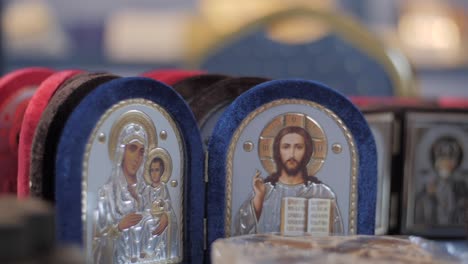 Toma-Detallada-De-Una-Colección-De-íconos-Cristianos-Ortodoxos