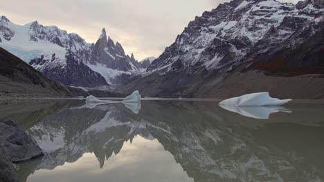 Herrliche-Aussicht-Auf-Die-Laguna-Torre-Mit-Schwimmenden-Eisbergen-Vor-Sonnenaufgang