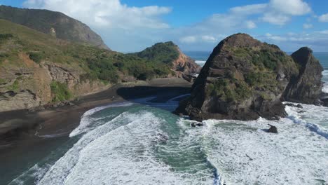Foamy-Waves-At-Piha-Beach-With-View-Of-Lion-Rock