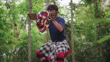 Ein-Traditioneller-Balinesischer-Künstler-Führt-Den-Traditionellen-Barong-Bangkung-Maskentanz-Auf