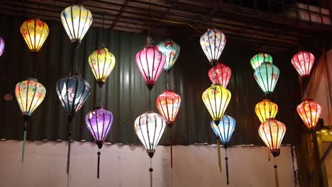 Linternas-Coloridas-Encendidas-Por-La-Noche-En-La-Calle-Del-Tren-En-Hanoi,-La-Capital-De-Vietnam-En-El-Sudeste-Asiático