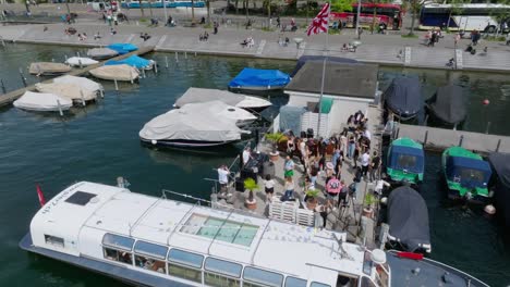 Disparo-De-Un-Dron-En-órbita-Que-Muestra-Un-Set-De-DJ-En-Un-Muelle-En-El-Centro-De-Zurich.