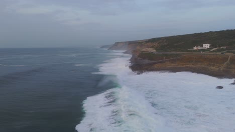 Starke,-Hohe-Wellen-Des-Atlantischen-Ozeans-Krachen-Bei-Grauem-Himmel-Gegen-Die-Klippen-In-Baleal,-Portugal