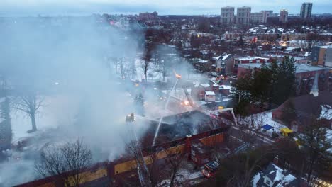 Toma-Amplia-Del-Equipo-De-Bomberos-Atacando-Un-Edificio-En-Tres-Puntos-Estratégicos.