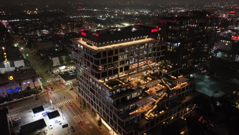 Edificio-De-Oficinas-De-Netflix-Al-Atardecer-En-Hollywood-Por-La-Noche,-órbita-Aérea