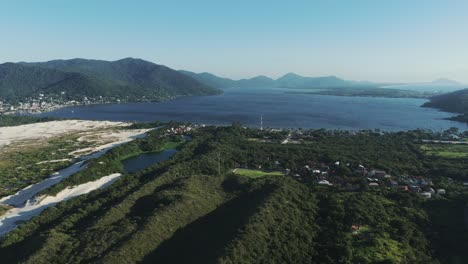 La-Vista-Aérea-Captura-La-Famosa-Lagoa-Da-Conceição,-Ubicada-En-El-Corazón-De-Florianópolis,-Santa-Catarina,-Brasil.