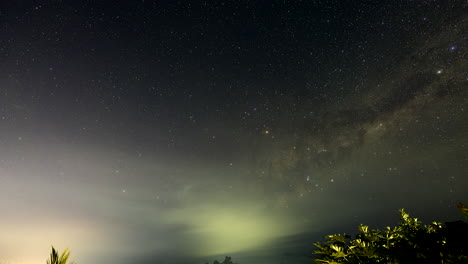 Lapso-Nocturno-De-La-Vía-Láctea-En-Bali-Indonesia-Con-Contaminación-Lumínica