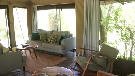 Lobby-Des-Safari-Zeltes-Auf-Safari-Im-Masai-Mara-Reservat-In-Kenia,-Afrika
