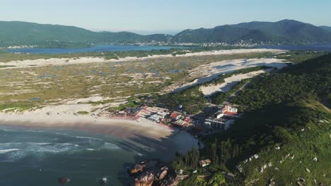 Una-Vista-Aérea-Panorámica-Muestra-La-Famosa-Y-Hermosa-Playa-Joaquina,-Con-Sus-Imponentes-Dunas-De-Arena.