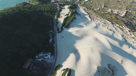 Das-Zenitalbild-Einer-Drohne-Enthüllt-Die-Riesigen-Sanddünen-Und-Den-Berühmten-Joaquina-Strand-An-Einem-Ruhigen-Morgen-In-Florianopolis,-Santa-Catarina,-Brasilien